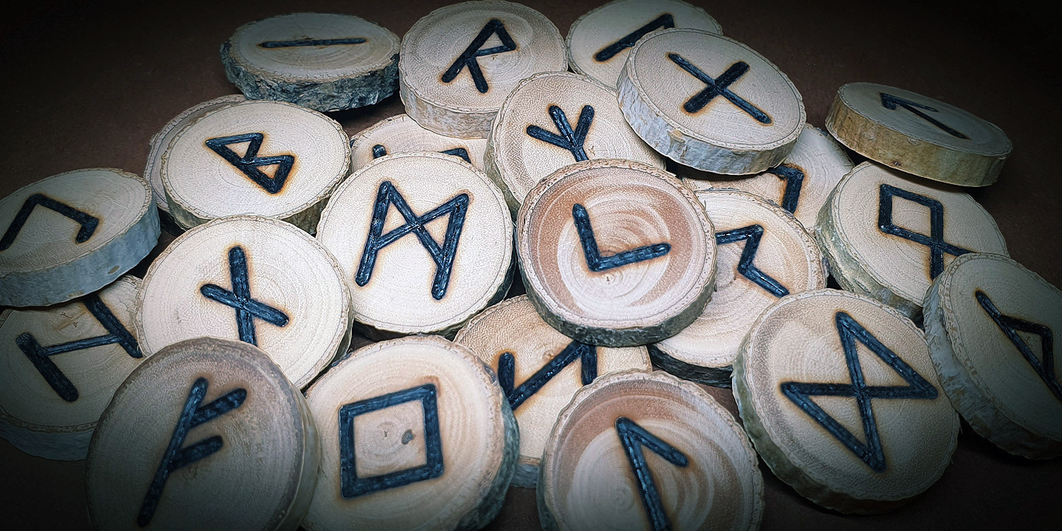 Runen gebrannt auf Birkenholz