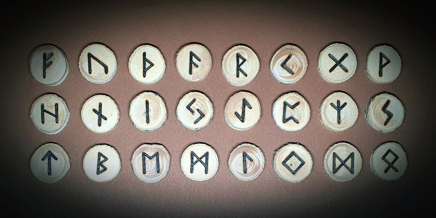 lteres Futhark gebrannt auf Birkenholz