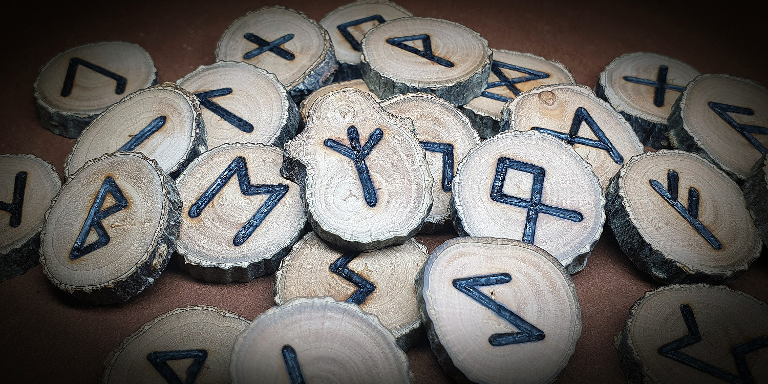 Runen gebrannt auf Erlenholz