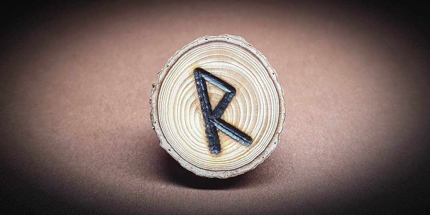 Runen gebrannt auf Rotfichtenholz einzelne Scheibe