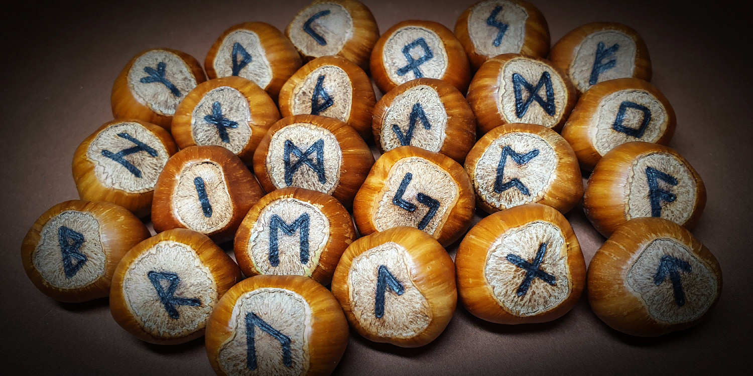 Älteres Futhark gebrannt auf ganzen Haselnüssen