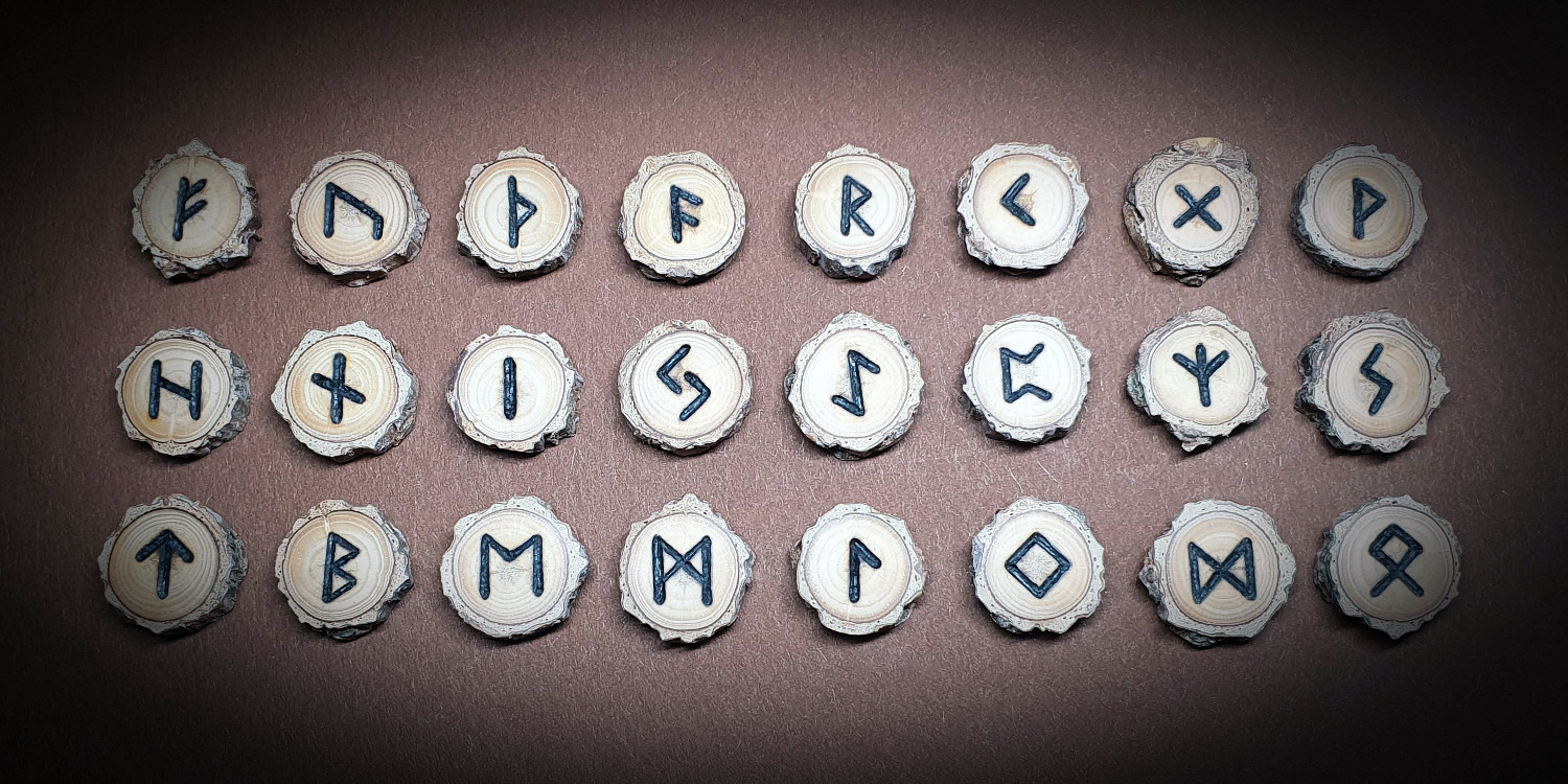 Älteres Futhark gebrannt auf Schwarzkiefernholz